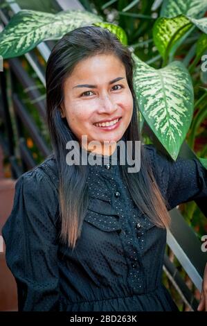 Une belle fille cambodgienne pose pour son portrait. Banque D'Images