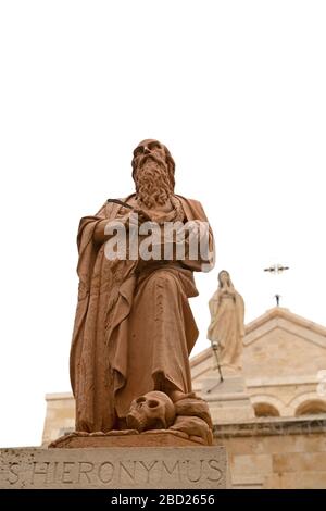 Statue de St Heirononymus à l'Église de la Nativité à Bethléem, en Israël. Il est mort à Bethléem en 420 après Jésus-Christ et est mieux connu sous le nom de St Jérôme. Banque D'Images