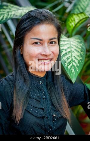 Une belle fille cambodgienne pose pour son portrait. Banque D'Images