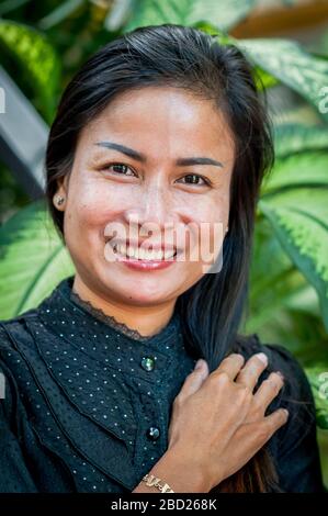 Une belle fille cambodgienne pose pour son portrait. Banque D'Images