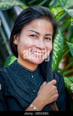 Une belle fille cambodgienne pose pour son portrait. Banque D'Images