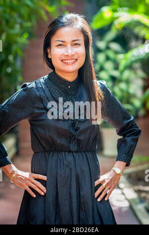 Une belle fille cambodgienne pose pour son portrait. Banque D'Images