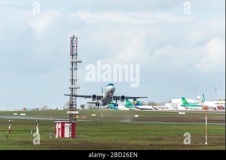 Cork, Irlande. 6 avril 2020. AER Lingus Airbus A 320, vol no EI722, prend le départ de l'aéroport de Cork en direction de Londres Heathrow. C'est l'un des seuls départs de Cork lors de la pandémie de Covid-19. Crédit : Andy Gibson/Alay Live News Banque D'Images