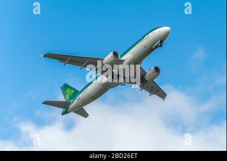 Cork, Irlande. 6 avril 2020. AER Lingus Airbus A 320, vol no EI722, prend le départ de l'aéroport de Cork en direction de Londres Heathrow. C'est l'un des seuls départs de Cork lors de la pandémie de Covid-19. Crédit : Andy Gibson/Alay Live News Banque D'Images