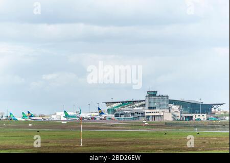 Cork, Irlande. 6 avril 2020. Les avions AER Lingus et Ryanair sont installés sur le tablier de l'aéroport de Cork en raison de la pandémie de Covid-19. À l'exception d'une poignée de vols au départ de Cork ont été annulés. Crédit : Andy Gibson/Alay Live News Banque D'Images