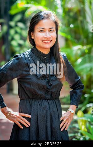 Une belle fille cambodgienne pose pour son portrait. Banque D'Images