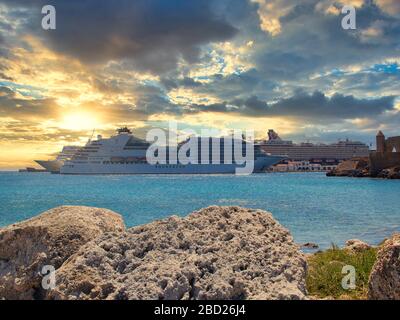 Bateaux de croisière dans le port de Rhodes -Rhodes, Grèce - 03 juillet 2019 - Banque D'Images