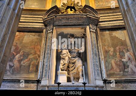 Italie, Rome, intérieur du Panthéon, cappella San Giuseppe da Terrasanta, Saint Joseph avec le Christ comme enfant, sculpture de Vincenzo de Rossi (XVIe siècle) Banque D'Images