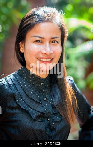 Une belle fille cambodgienne pose pour son portrait. Banque D'Images