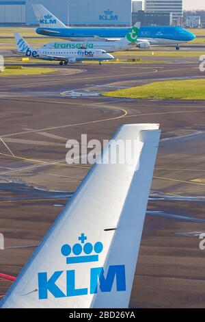 Schiphol, Pays-Bas - 16 janvier 2020: Aile arrière de la compagnie aérienne néerlandaise KLM / Royal Dutch Airlines à l'aéroport de Schiphol, aux Pays-Bas Banque D'Images