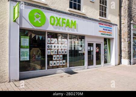 Le logo Oxfam au-dessus d'un magasin sur l'un de leurs magasins de charité à Cumbria, Banque D'Images