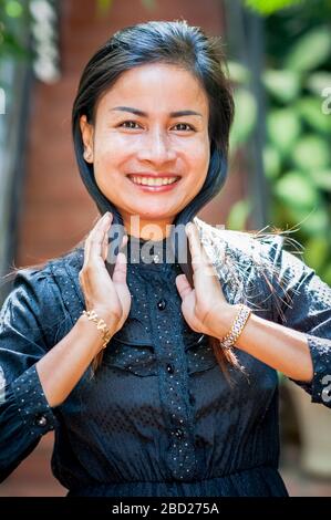 Une belle fille cambodgienne pose pour son portrait. Banque D'Images