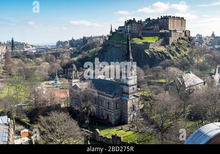 Vue sur l'église paroissiale St Cuthbert et le château d'Édimbourg. Banque D'Images