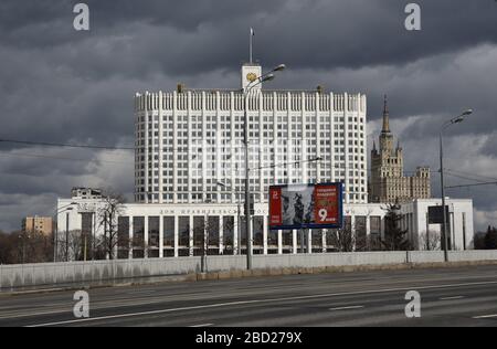 05 avril 2020, Russie, Moskau: Devant le siège du gouvernement russe, la Maison Blanche, les rues sont vides parce que les Muscovites sont obligés de s'isoler chez eux. Le centre du pouvoir russe Moscou ressemble à une ville fantôme en ces temps de lutte désespérée contre le virus corona. Les rues sont vides, les boutiques de luxe de la métropole éblouissante de millions fermés. Musées, théâtres, stades fermés. Le dirigeant du Kremlin Poutine a ordonné un licenciement à temps plein jusqu'à la fin du mois d'avril. Dans sa résidence de banlieue Novo-Ogarjowo, il dirige lui-même le sort de l'énergie nucléaire. Photo: Ulf Mauder Banque D'Images