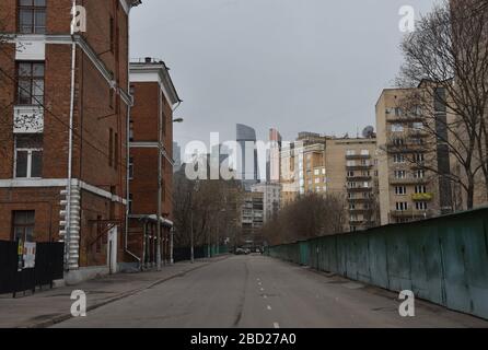 05 avril 2020, Russie, Moskau: Parce que les citoyens sont obligés de s'isoler de leurs maisons, les rues du quartier résidentiel de Dorogomilovo sont aussi vides que les maisons. Le centre du pouvoir russe Moscou ressemble à une ville fantôme en ces temps de lutte désespérée contre le virus corona. Les rues sont vides, les boutiques de luxe de la métropole éblouissante sont fermées. Musées, théâtres, stades fermés. Le dirigeant du Kremlin Poutine a ordonné un licenciement à temps plein jusqu'à la fin du mois d'avril. Dans sa résidence de banlieue Novo-Ogarjowo, il dirige lui-même le sort de l'énergie nucléaire. Photo: Ulf Mauder/dpa Banque D'Images