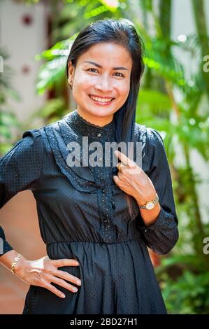 Une belle fille cambodgienne pose pour son portrait. Banque D'Images