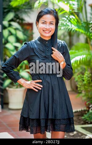 Une belle fille cambodgienne pose pour son portrait. Banque D'Images