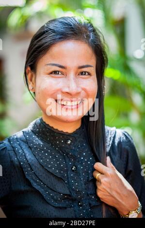 Une belle fille cambodgienne pose pour son portrait. Banque D'Images