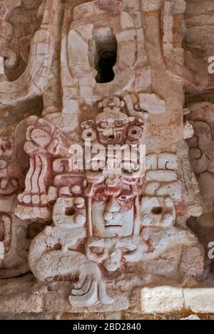 Masque en stuc à Estructura X (structure 10), ruines mayas au site archéologique de Becan, la Ruta Rio bec, péninsule du Yucatan, état de Campeche, Mexique Banque D'Images