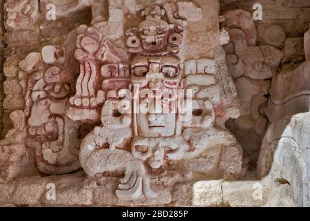 Masque en stuc à Estructura X (structure 10), ruines mayas au site archéologique de Becan, la Ruta Rio bec, péninsule du Yucatan, état de Campeche, Mexique Banque D'Images