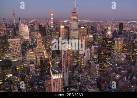 New York, États-Unis : 16 octobre 2019 : vue sur la ville de New York depuis le haut de l'Empire State Building, gratte-ciel au coucher du soleil Banque D'Images