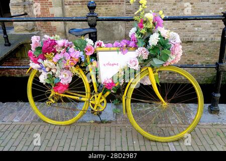 Vélo de ville hollandais à l'ancienne près d'un pont sur le canal dans la vieille ville de Gouda, en Hollande Banque D'Images