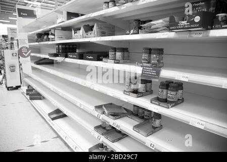 Vider les rayons du supermarché après l'achat de panique vu pendant l'éclosion de Covid 19 Banque D'Images