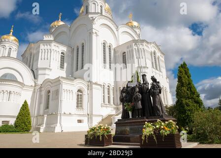 DIVEVO, RUSSIE - 25 AOÛT 2019 : monument à la famille du dernier empereur russe Nicolas II Romanov dans la Sainte Trinité-Saint Seraphim-Diveyevo Monastère dans Banque D'Images