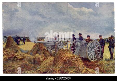 Carte postale historique française : batterie d'artillerie en position de tir à l'ennemi. Les serviteurs d'artillerie chargent le champ de canon de 75 mm. Guerre mondiale un 1914-1918. Banque D'Images