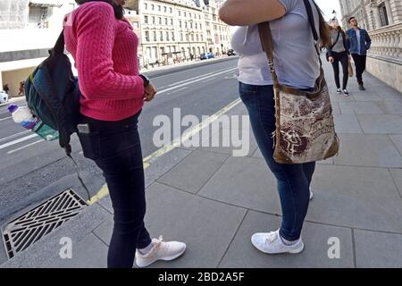 Londres, Angleterre, Royaume-Uni. Deux femmes, une mince et une surcharge pondérale - parler dans la rue, Whitehall Banque D'Images