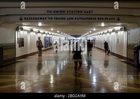 Les gens traversent Union Station le 03/09/2019 à Los Angeles. Construit en 1939, la gare de Los Angeles Union est le plus grand terminal de voyageurs de chemin de fer de l'Ouest des États-Unis.Picture de Julie Edwards Banque D'Images