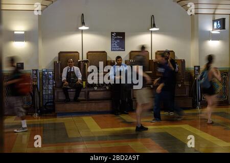 Union Station le 03/09/2019 à Los Angeles. Construit en 1939, la gare de Los Angeles Union est le plus grand terminal de voyageurs de chemin de fer de l'Ouest des États-Unis. Les gens traversent Union Station après le stand de cirage de chaussures. Photo de Julie Edwards Banque D'Images