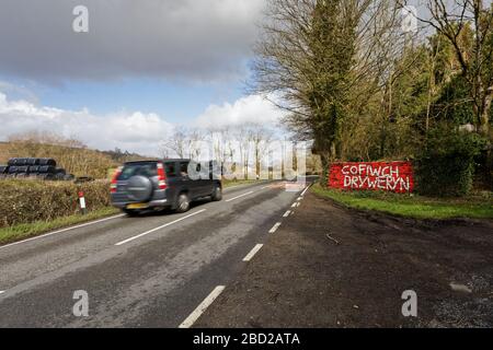 Un graffiti 'Cofiwch Dryweryn' (Remember Tryweryn) sur la route A4302 Talley Road, dans la banlieue de Llandeilo, pays de Galles, Royaume-Uni. Jeudi 12 mars 2020 Banque D'Images