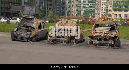 la ville a brûlé des voitures, quelques détails après un incendie dans l'un des quartiers de la ville Banque D'Images