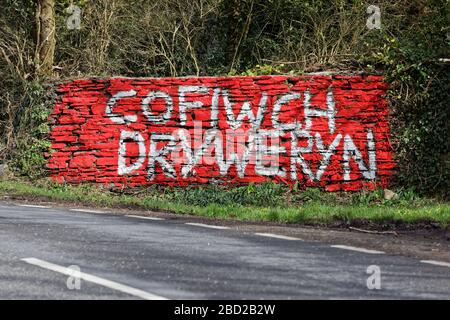 Un graffiti 'Cofiwch Dryweryn' (Remember Tryweryn) sur la route A4302 Talley Road, dans la banlieue de Llandeilo, pays de Galles, Royaume-Uni. Jeudi 12 mars 2020 Banque D'Images