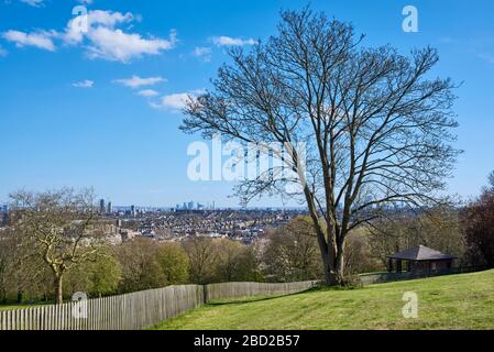 Nord de Londres, Royaume-Uni, vue depuis Alexandra Park, au printemps, avec Canary Wharf à distance Banque D'Images