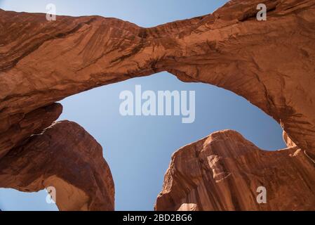 Vue sur Double Arch dans Arches National Park, Utah, États-Unis - en regardant tout droit Banque D'Images