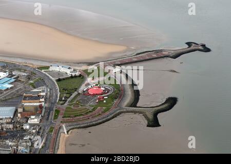 Vue aérienne de la jetée de pierre et des défenses maritimes à Morecambe, Lancashire Banque D'Images