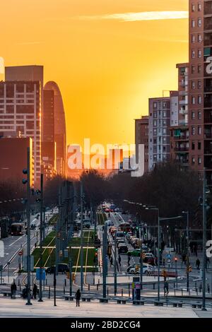 Barcelone, Espagne. 22 février 2020. Superbe coucher de soleil sur l'avenue Diagonal de Barcelone Banque D'Images