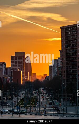 Barcelone, Espagne. 22 février 2020. Superbe coucher de soleil sur l'avenue Diagonal de Barcelone Banque D'Images