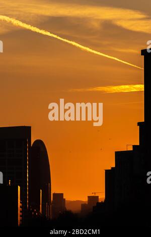 Barcelone, Espagne. 22 février 2020. Superbe coucher de soleil sur l'avenue Diagonal de Barcelone Banque D'Images