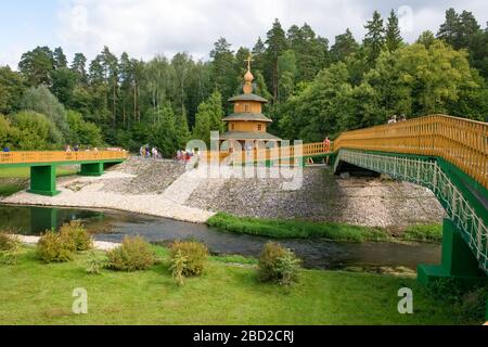 TSYGANOVKA, RUSSIE - 25 AOÛT 2019 : ponts vers le Printemps Saint au nom de Saint Seraphim de Sarov près du village de Tsyganovka, Russie Banque D'Images