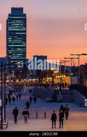 Barcelone, Espagne. 22 février 2020. Coucher de soleil rose à la plage de Nova Icaria dans le village olympique de Barcelone Banque D'Images