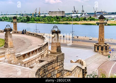 Vue depuis Rampart de Brave et promenade sur le quai de la vieille ville à Szczetin docklands avec la rivière Odra, grues rustiques et port en arrière-plan Banque D'Images