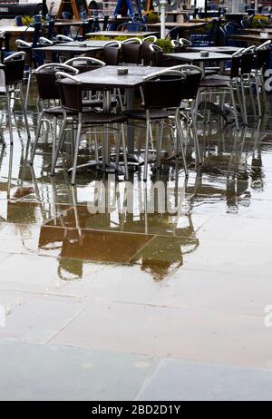 Des tables de restaurant extérieures désertes à la suite de la fermeture du gouvernement pour lutter contre la propagation de la pandémie de Coronavirus COVID 19 Banque D'Images