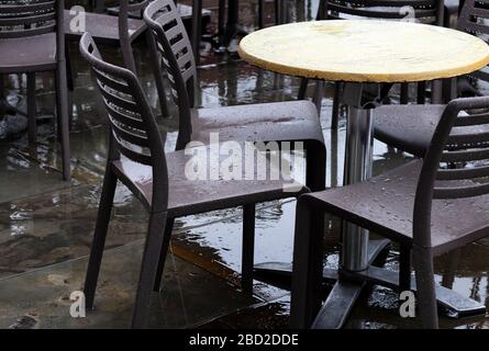 Des tables de restaurant extérieures désertes à la suite de la fermeture du gouvernement pour lutter contre la propagation de la pandémie de Coronavirus COVID 19 Banque D'Images