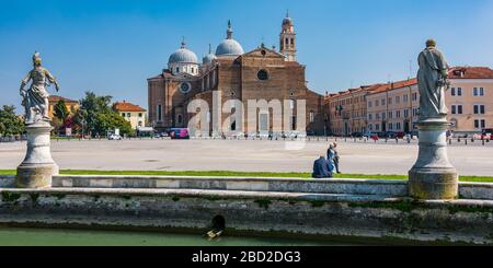 L'Abbaye de Santa Giustina est un complexe abbatial bénédictin du Xe siècle situé en face de la Prato della Valle dans le centre de Padoue Banque D'Images