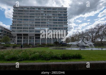 Londres, Royaume-Uni. 6 avril 2020. À l'extérieur de l'hôpital St Thomas de Westminster pendant la pandémie de coronavirus. (Photo de Sam Mellish / Alay Live News) Banque D'Images