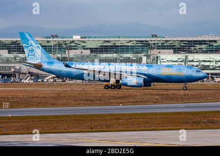 FRANCFORT / ALLEMAGNE - 4 DÉCEMBRE 2012: Etihad Airways Manchester City avion spécial Airbus A330-200 A6-EYE qui roule à l'aéroport de Francfort Banque D'Images