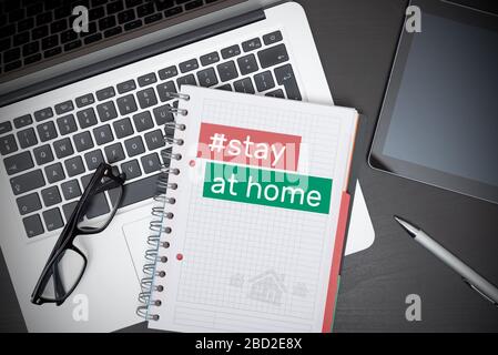 Prévention du coronavirus, rester à la maison hashtag sur le concept de bloc-notes Banque D'Images